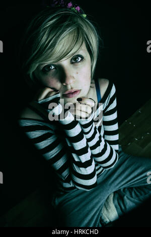 Dark portraits d'une femme blonde emo Banque D'Images