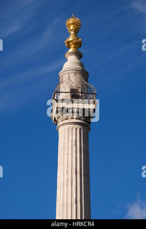 Le Monument, conçu par Sir Christopher Wren, construite pour commémorer le Grand Incendie de Londres, en Angleterre, en 1666. Banque D'Images