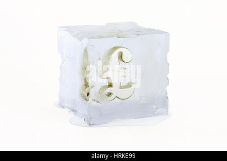 Golden Livre Sterling symbole congelé dans un cube de glace fond lentement isolé sur fond blanc Banque D'Images