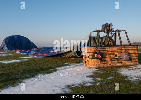 L'emballage l'enveloppe d'un ballon à air chaud ayant atterri après un vol. Le Warwickshire. L'Angleterre. Go. Banque D'Images