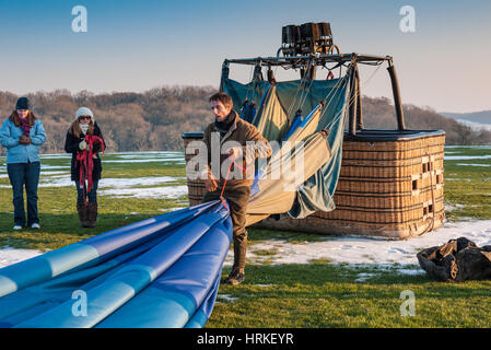 L'emballage l'enveloppe d'un ballon à air chaud ayant atterri après un vol. Le Warwickshire. L'Angleterre. Go. Banque D'Images