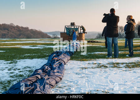 L'emballage l'enveloppe d'un ballon à air chaud ayant atterri après un vol. Le Warwickshire. L'Angleterre. Go. Banque D'Images