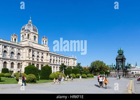 Vienne, Autriche. Le Musée d'Histoire Naturelle (Naturhistorisches Museum) et statue de Maria Theresa, Maria-Theresien-Platz, Vienne, Autriche Banque D'Images