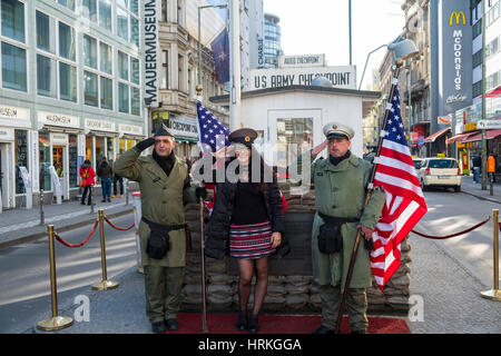 Les touristes qui posent avec les soldats américains à Checkpoint Charlie à Berlin, Allemagne Banque D'Images