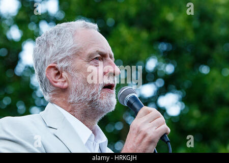 MP Jeremy Corbyn et leader syndical est illustrée comme il parle aux partisans lors d'un rassemblement à College Green, Bristol, UK, 8 août 2016. Banque D'Images