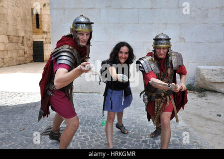 SPLIT, CROATIE - le 26 août 2014 : hommes habillés en soldats romains qui posent avec une femme dans la vieille ville de Split, Croatie Banque D'Images