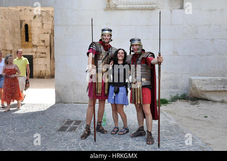 SPLIT, CROATIE - le 26 août 2014 : hommes habillés en soldats romains qui posent avec une femme dans la vieille ville de Split, Croatie Banque D'Images