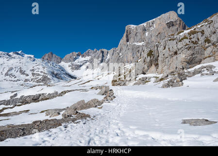 Paysage d'hiver dans les montagnes Picos de Europa, Cantabrie, Espagne. Banque D'Images