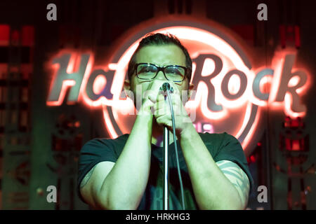 La musique en direct. Dans le groupe de Rock Hard Rock Cafe. Medellin, Colombie. Banque D'Images