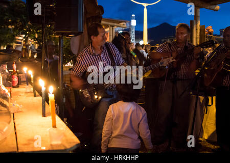 Enfant à l'écoute de musiciens dans une auberge paysanne à la célébration de la parties rurales de la municipalité de Carmen de Viboral, Colombie. Banque D'Images