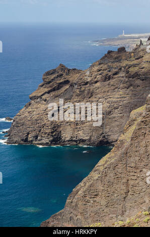 Tenerife paysage, paysage volcanique et phare en arrière-plan, Teno, Tenerife, Canaries, Espagne. Banque D'Images