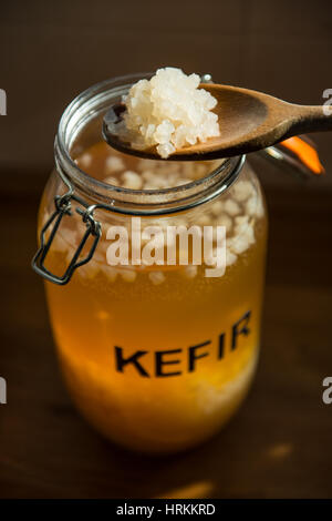 Faire de l'eau du kéfir fait maison Banque D'Images