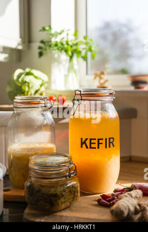 Cuisine bio. l'eau du kéfir, choucroute, kimchi, gingembre, curcuma, piment, chou, tomates, citrons, l'ail, pamplemousse. bonebroth Banque D'Images