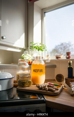 Cuisine bio. l'eau du kéfir, choucroute, kimchi, gingembre, curcuma, piment, chou, tomates, citrons, l'ail, pamplemousse. bonebroth Banque D'Images