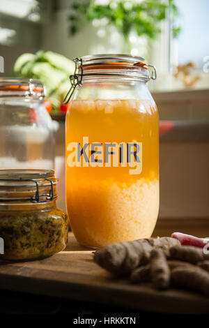 Cuisine bio. l'eau du kéfir, choucroute, kimchi, gingembre, curcuma, piment, chou, tomates, citrons, l'ail, pamplemousse. bonebroth Banque D'Images