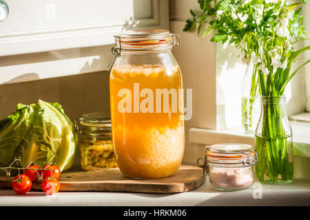 Le kéfir d'eau faits maison et de la choucroute, des prébiotiques et probiotiques qui favorisent la santé des intestins et améliorer le système immunitaire. avec des légumes biologiques Banque D'Images