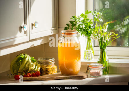 Le kéfir d'eau faits maison et de la choucroute, des prébiotiques et probiotiques qui favorisent la santé des intestins et améliorer le système immunitaire. avec des légumes biologiques Banque D'Images