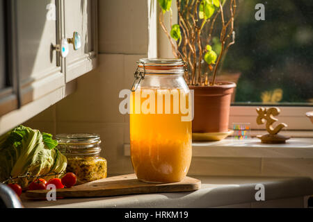 Le kéfir d'eau faits maison et de la choucroute, des prébiotiques et probiotiques qui favorisent la santé des intestins et améliorer le système immunitaire. avec des légumes biologiques Banque D'Images