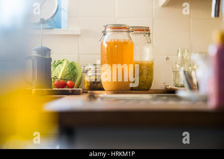 Le kéfir d'eau faits maison, kimchi et la choucroute, les prébiotiques et probiotiques qui favorisent la santé des intestins et améliorer le système immunitaire Banque D'Images