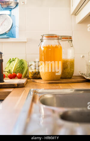 Le kéfir d'eau faits maison, kimchi et la choucroute, les prébiotiques et probiotiques qui favorisent la santé des intestins et améliorer le système immunitaire Banque D'Images