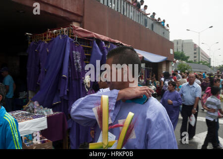 Caracas, Venezuela / Capital Dtto - 04/04/2012. Homme vêtu de pourpre en allusion à l'Église du Nazaréen au centre-ville de Caracas. Banque D'Images