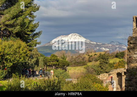 Vue sur l'Vesuvisu qui domine la vieille ville de Pompéi, en Italie. Banque D'Images