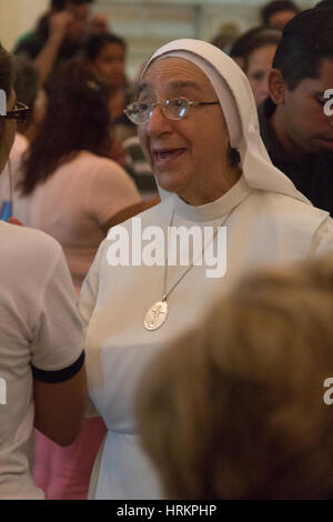 Venezuela Caracas 28/03/2013. Femme nun religieuse à l'église pendant les fêtes de Pâques. Banque D'Images