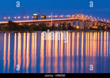 La Burlington Bay Skyway James N. Allan (Burlington Skyway) au crépuscule. Burlington et Hamilton, Ontario, Canada. Banque D'Images