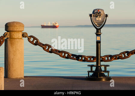 Une tour avec un cargo (freighter) dans la distance. Spencer Smith Park, Burlington, Ontario, Canada. Banque D'Images