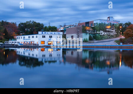 Bateaux Duke Limited et une murale sur le lac Muskoka au crépuscule à Port Carling, Muskoka, Ontario, Canada. Banque D'Images