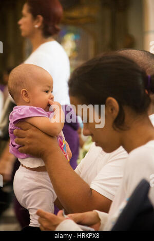 Venezuela Caracas 26/03/2013. Mère avec son enfant à l'église pendant les fêtes de Pâques. Banque D'Images