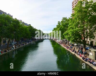 Foule foules au Canal Saint-Martin, le soir de la Fête de la musique, le jour le plus long de l'année, Paris, France. Banque D'Images