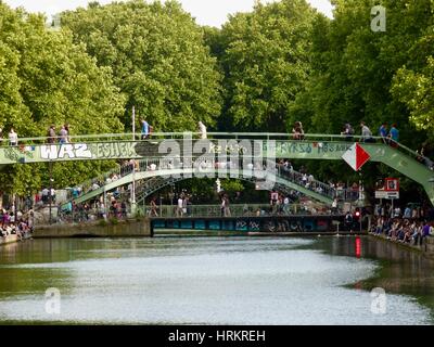 Foule foules au Canal Saint-Martin, le soir de la Fête de la Musique, Paris, France. Banque D'Images