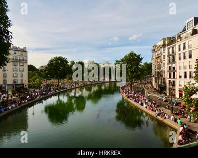 Foule foules au Canal Saint-Martin, le soir de la Fête de la musique, le jour le plus long de l'année, Paris, France. Banque D'Images