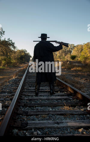 Image d'un cow-boy tenant un fusil Banque D'Images