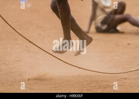 Corde à sauter les jambes dans la saleté Banque D'Images