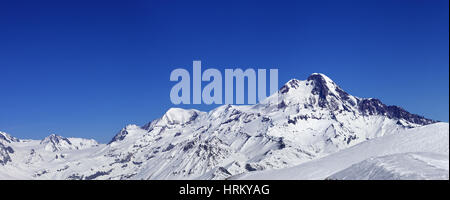 Vue panoramique sur les pentes hors-piste et le mont Kazbek à sun journée d'hiver. Montagnes du Caucase, la Géorgie, la région Gudauri. Banque D'Images