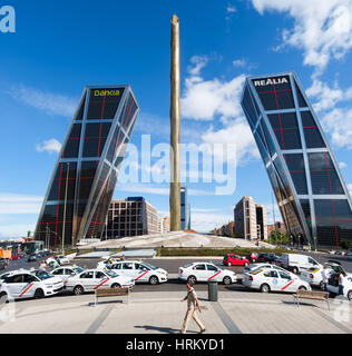 La Puerta de Europa connu sous le nom de Torres KIO à Paseo de la Castellana. Tours la propriété de Bankia et Realia sont conçu par Philip Johnson, John Banque D'Images