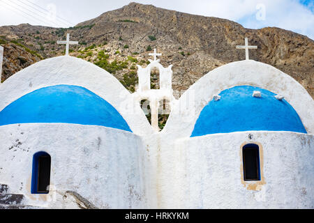 Église blanche aux dômes bleus sur l'île de Santorin, la plage de Kamari, Grèce Banque D'Images