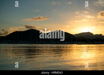 Magnifique coucher de soleil sur la baie de port de Alcudia, Mallorca. Banque D'Images