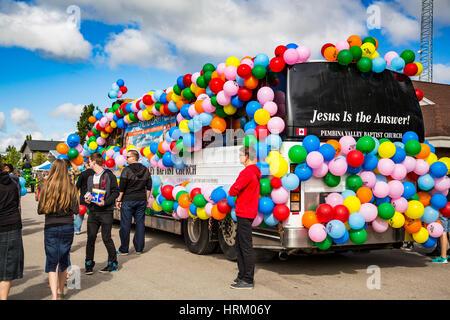 Le Pembina Valley Baptist Church bus dans le Prunier 2016 Fest parade à Plum Coulee, Manitoba, Canada. Banque D'Images