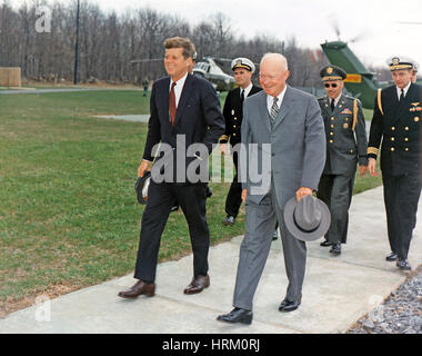 Le président John F. Kennedy à gauche avec l'ancien Président Dwight D. Eisenhower à Camp David le 22 avril 1961. Photo : officiel de la Maison Blanche Banque D'Images