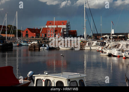 Les bateaux de pêche amarrés dans le port de Svaneke, une petite ville sur la côte est de l'île baltique de Bornholm, Danemark Banque D'Images