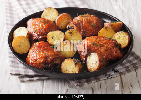 Nourriture : BARBECUE cuisses de poulet à l'érable et pommes de terre baby close-up sur une plaque horizontale. Banque D'Images