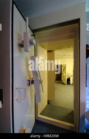 Mike Thomas et sa maison à hillhead nr.kingswear, Devon qui a un bunker nucléaire. pix montrent l'entrée principale qui se cache derrière une chambre Banque D'Images