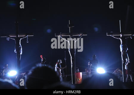 Mystère de la Passion - Acteurs reproduisant la crucifixion de Jésus Christ par des soldats romains. Spectacle en plein air, réalisé par Artur Piotrowski. Banque D'Images