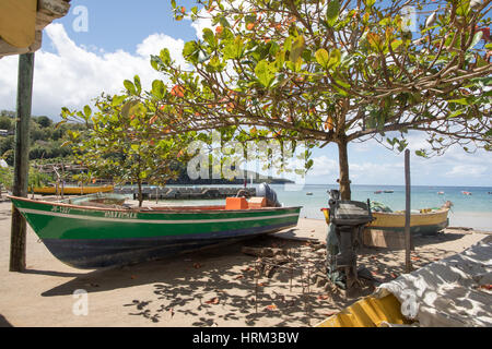 Les bateaux de pêche dans la région de Anse la Raye Sainte-lucie Caraïbes Banque D'Images