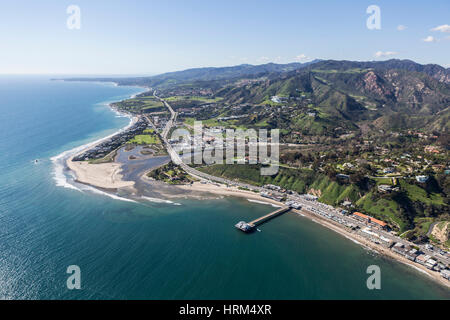 Vue aérienne de Malibu Pier, Surfrider Beach et les montagnes de Santa Monica en Californie du Sud. Banque D'Images