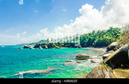 Vue sur la plage de tayrona tropical en Colombie Banque D'Images