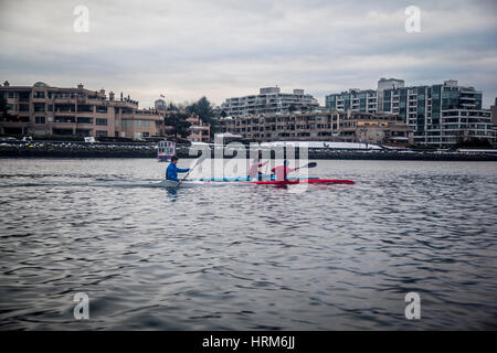 Les kayakistes à False Creek, Vancouver, BC, Canada Banque D'Images